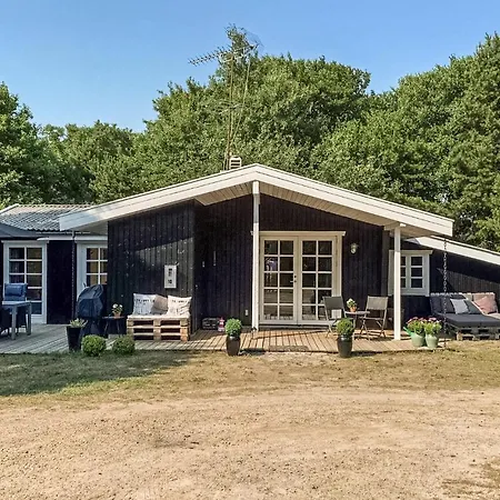 3 Bedroom Amazing In Aakirkeby Holiday home Vester Somarken